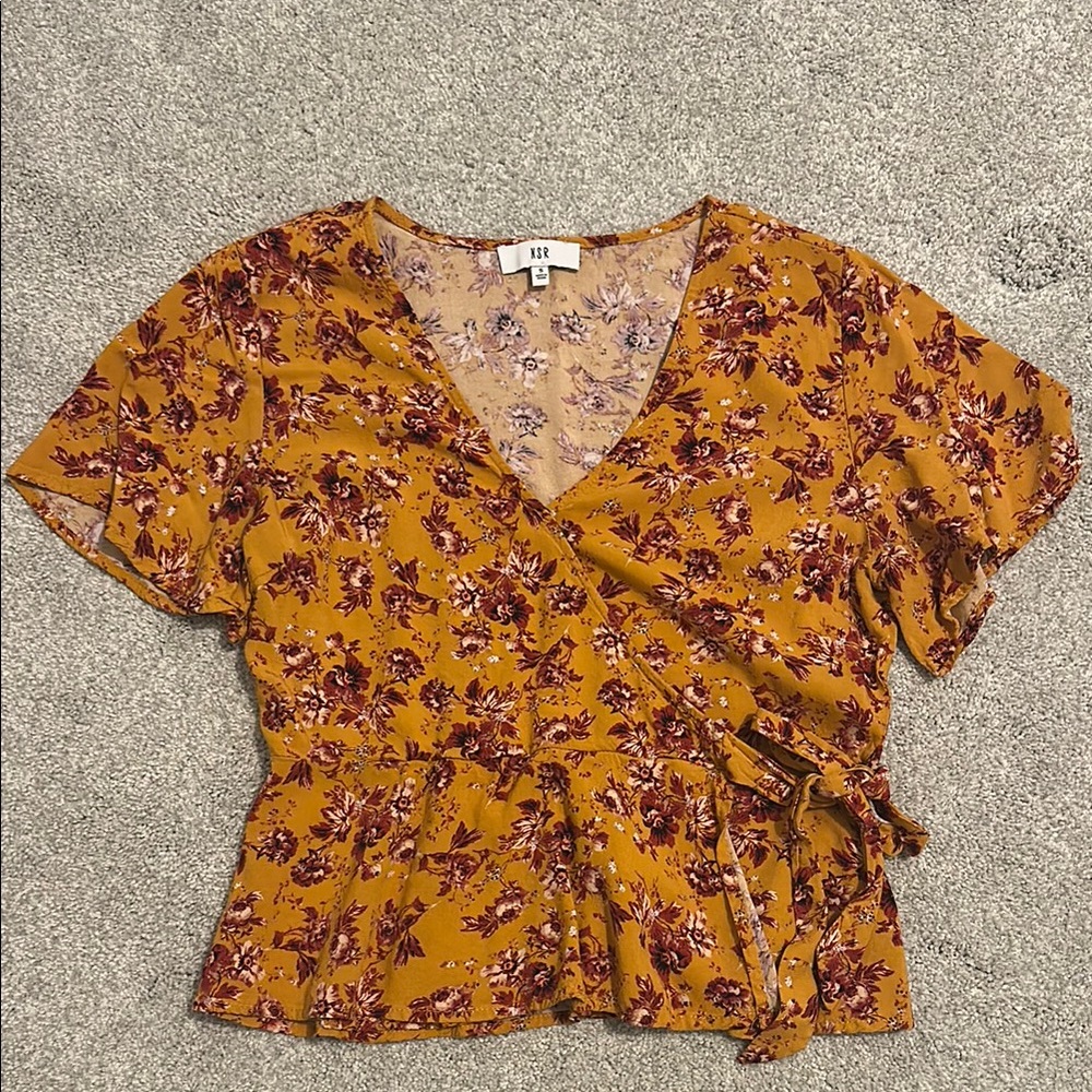 Women's Floral Wrap Top. Size small.